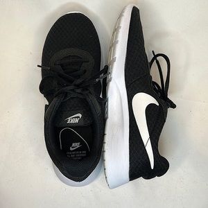 Nike black and white athletic shoes size 7.5 EUC